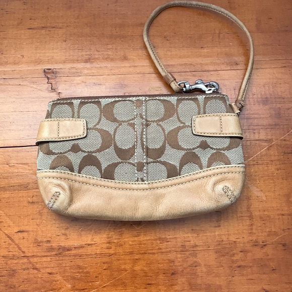 🍇Vintage Coach wristlet in signature tan. - Picture 2 of 7